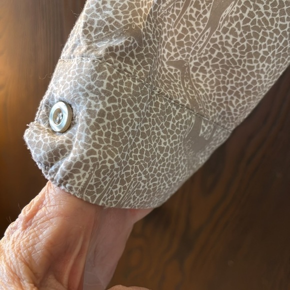 Chico long sleeved tan and white patterned with giraffes top. Size Chico 0. - Picture 3 of 7